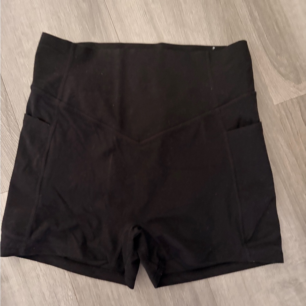 HALARA Black High-Waist Bike Shorts with Side Pockets